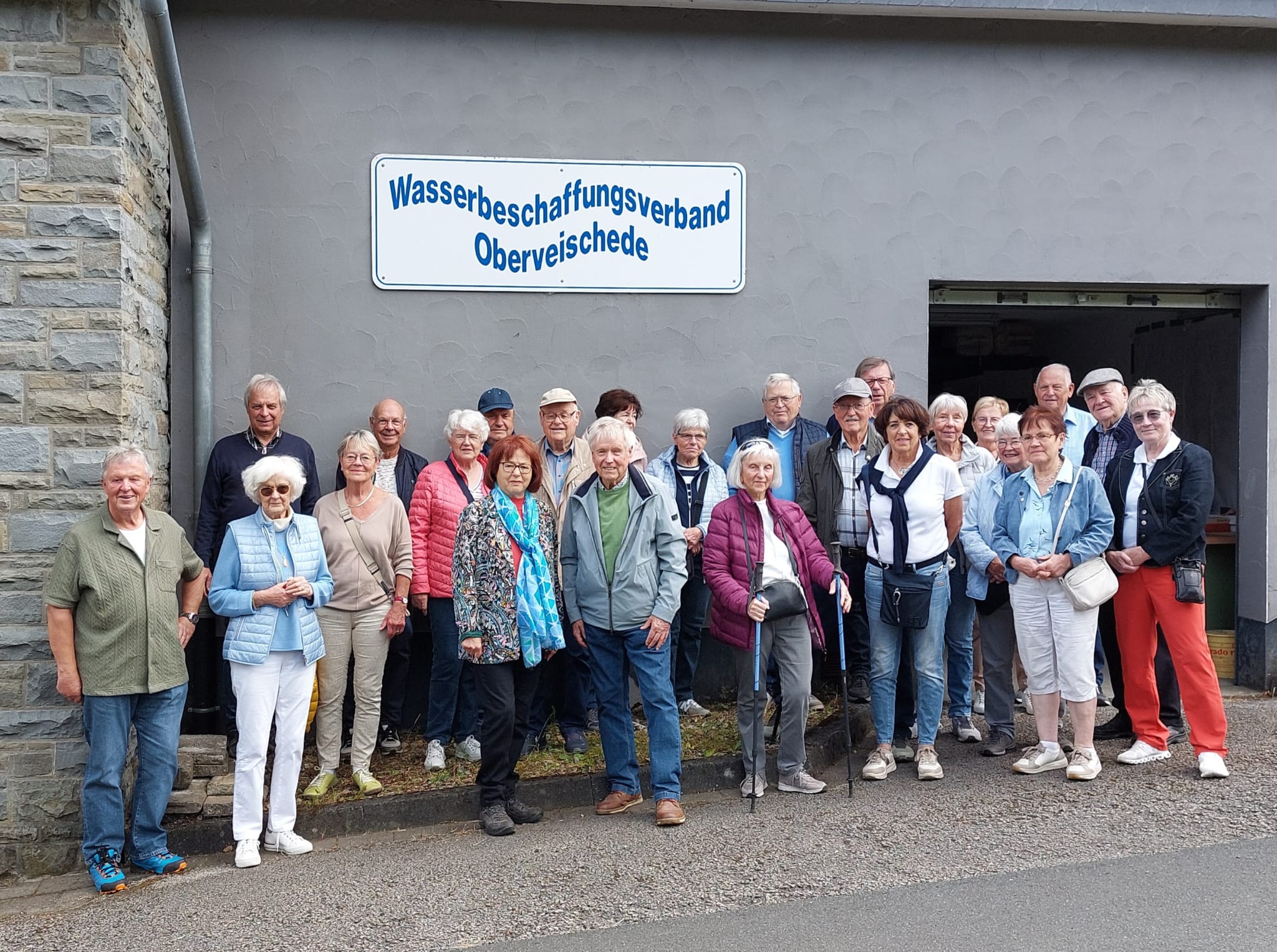 Besuchergruppe mit dem WBV Vorstand vor dem Pumpenhaus